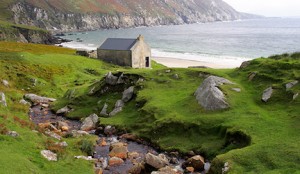 B8EC40 Ireland County Mayo Achill Island Atlantic Drive stone cottage on coast near Keel